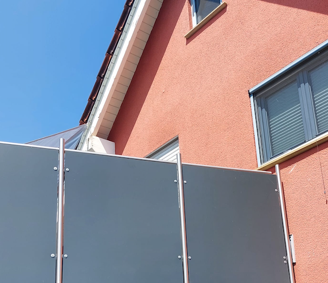 Balkonverkleidung nach Maß mit HPL-Platten in Anthrazit – Pflegeleicht, Sicher & Kostenlos zugeschnitten!