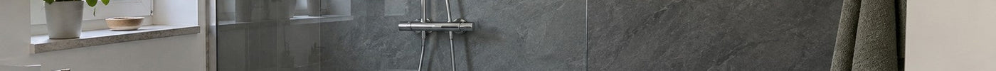 Ebenerdige Dusche mit fugenloser Duschrückwand aus Aluverbund in Schieferoptik im renovierten Bad – Deutsche Kunststoffbedachungen