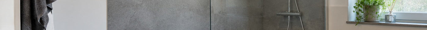 Bodengleiche Dusche mit fugenloser Duschrückwand aus Aluverbund in Steinoptik statt Fliesen – Deutsche Kunststoffbedachungen