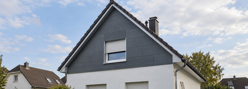 Giebel eines Einfamilienhauses mit Alu-Fassadenplatten aus Aluverbund in Schieferoptik – Deutsche Kunststoffbedachungen
