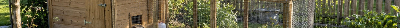 Hühnerstall aus Holz mit Wellplatten-Dach und Auslauf unter klaren Wellplatten im Garten – Deutsche Kunststoffbedachungen
