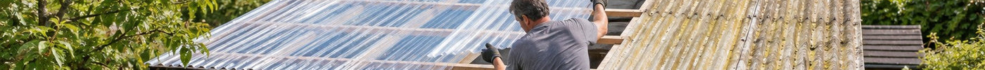 Heimwerker deckt ein Schuppendach neu ein und ersetzt alte vergilbte Wellplatten durch klare Polycarbonat-Wellplatten – Deutsche Kunststoffbedachungen