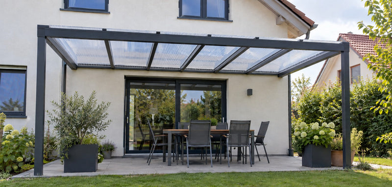 Terrassenüberdachung: Stegplatten oder Glas? Der ehrliche Vergleich