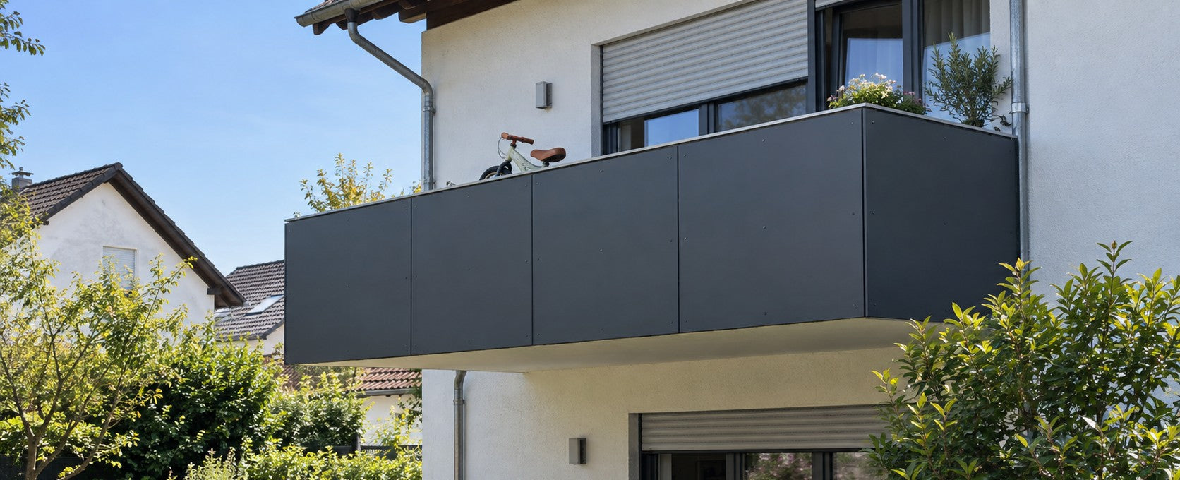 Balkon eines Einfamilienhauses mit glatter, anthrazitfarbener HPL-Verkleidung ohne Kletterhilfen – Deutsche Kunststoffbedachungen