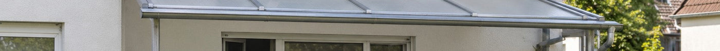 Balkon an einem Mehrfamilienhaus, mit opalen Polycarbonat-Stegplatten auf Aluminiumrahmen überdacht – Deutsche Kunststoffbedachungen
