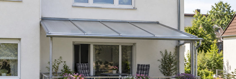 Balkon an einem Mehrfamilienhaus, mit opalen Polycarbonat-Stegplatten auf Aluminiumrahmen überdacht – Deutsche Kunststoffbedachungen