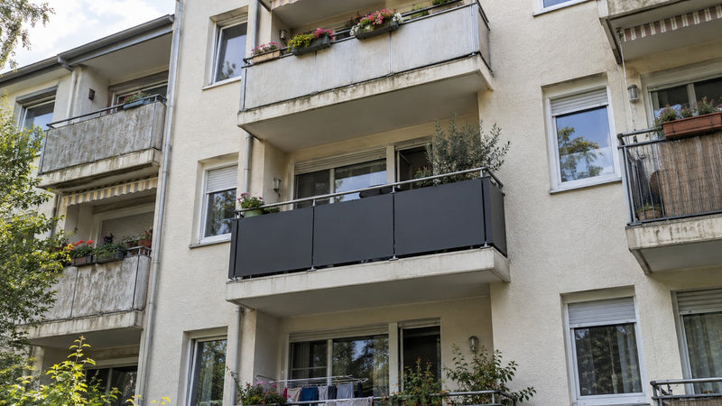 Balkonverkleidung in Eigentümergemeinschaft und Mietwohnung: Was ist erlaubt?