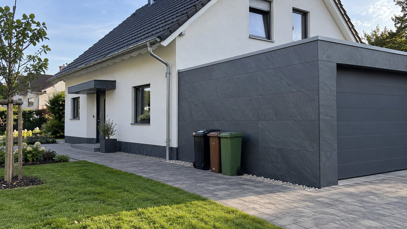 Hauswand außen verkleidet: Garagenwand und Sockel mit Aluverbundplatten in Schieferoptik – Deutsche Kunststoffbedachungen