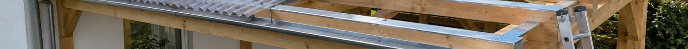 Holz-Carport mit Pfetten, deren Oberseiten mit Alu-Klebeband abgedeckt sind, teils mit Wellplatten eingedeckt – Deutsche Kunststoffbedachungen