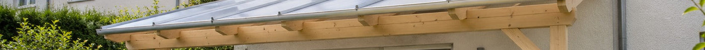 Holz-Terrassendach mit opalen Stegplatten auf Alu-Profilen an einem Reihenhaus – Deutsche Kunststoffbedachungen