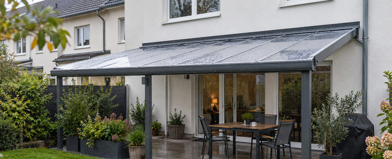 Terrassendach mit klaren Polycarbonat-Stegplatten bei Regen an einem Reihenhaus – Deutsche Kunststoffbedachungen